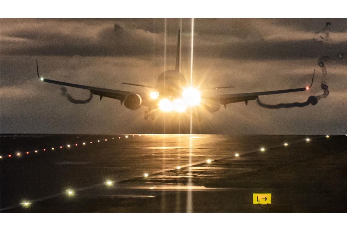 Verband: 2024 weltweit 334 Tote im zivilen Luftverkehr Landung während eines Sturms auf dem Flughafen Leeds Bradford. (Archivbild)