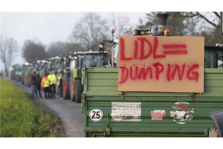 Landwirte mit Traktoren demonstrieren vor der Lidl-Zentrale. Anlass sind bundesweite Bauernproteste wegen zu niedriger Milch- und Butterpreise.