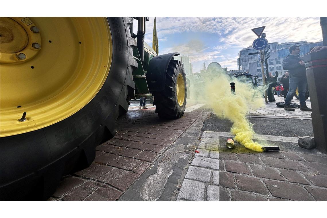 Landwirte ziehen mit ihren Traktoren durch die Straßen Brüssels.