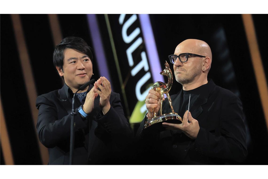 Superstars, Glanz und berührende Momente bei "Bambi"-Gala Lang Lang applaudiert für Sven Väth.