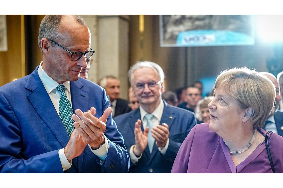 Lange galten sie als politische Gegner – nun will Angela Merkel ihrem Nachfolger Friedrich Merz per Handbrief zum runden Geburtstag gratulieren. (Archivbild)