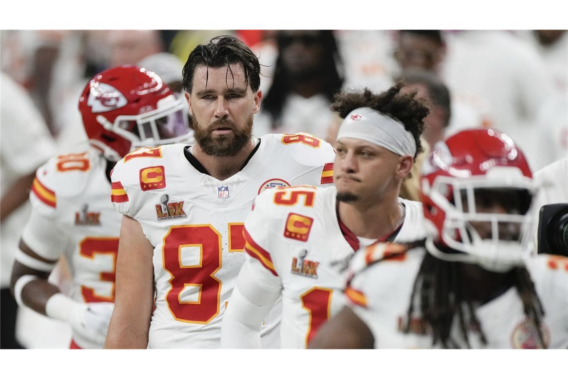 Buhrufe – und dann auch noch Häme von Trump Lange Gesichter bei den Kansas City Chiefs: Patrick Mahomes (mit Stirnband) und Travis Kelce verpassten den dritten Super-Bowl-Sieg in Folge, ...