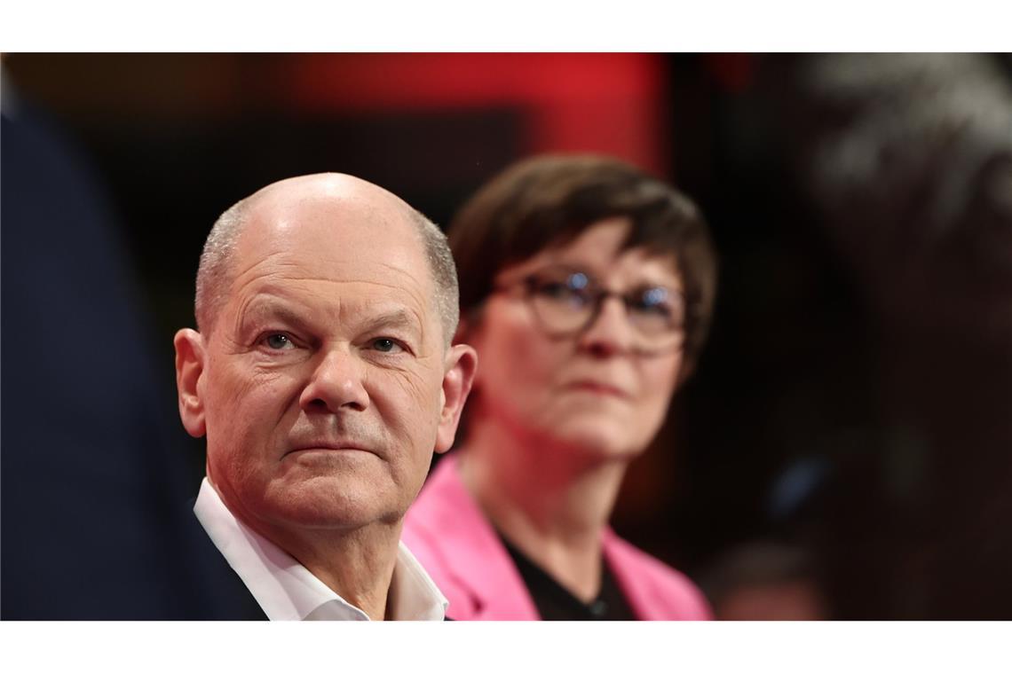 Vom Ampel-Aus bis zur Rücktrittswelle – Chronik des Wahlkampfs in Bildern Lange Gesichter dagegen bei der SPD. Bundeskanzler Olaf Scholz (vorne) hat es nicht geschafft, die Wähler ein weiteres Mal von sich und den Sozialdemokraten zu überzeugen. SPD-Vorsitzende Saskia Esken (hinten) hat bereits am Wahlabend angekündigt, dass sie die Partei personell erneuern will.