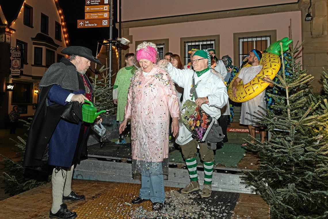 Die Narrenmutter ist endlich eingefangen Lange Jahre habe sie sich gedrückt, hieß es. Nun endlich wurde auch Narrenmutter Jutta Trefz getauft. Die Ehre hatten Christian Schweizer (links) und Narrenvater Helmut Weisheit.Fotos: J. Fiedler