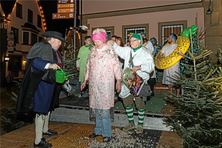 Lange Jahre habe sie sich gedrückt, hieß es. Nun endlich wurde auch Narrenmutter Jutta Trefz getauft. Die Ehre hatten Christian Schweizer (links) und Narrenvater Helmut Weisheit.Fotos: J. Fiedler