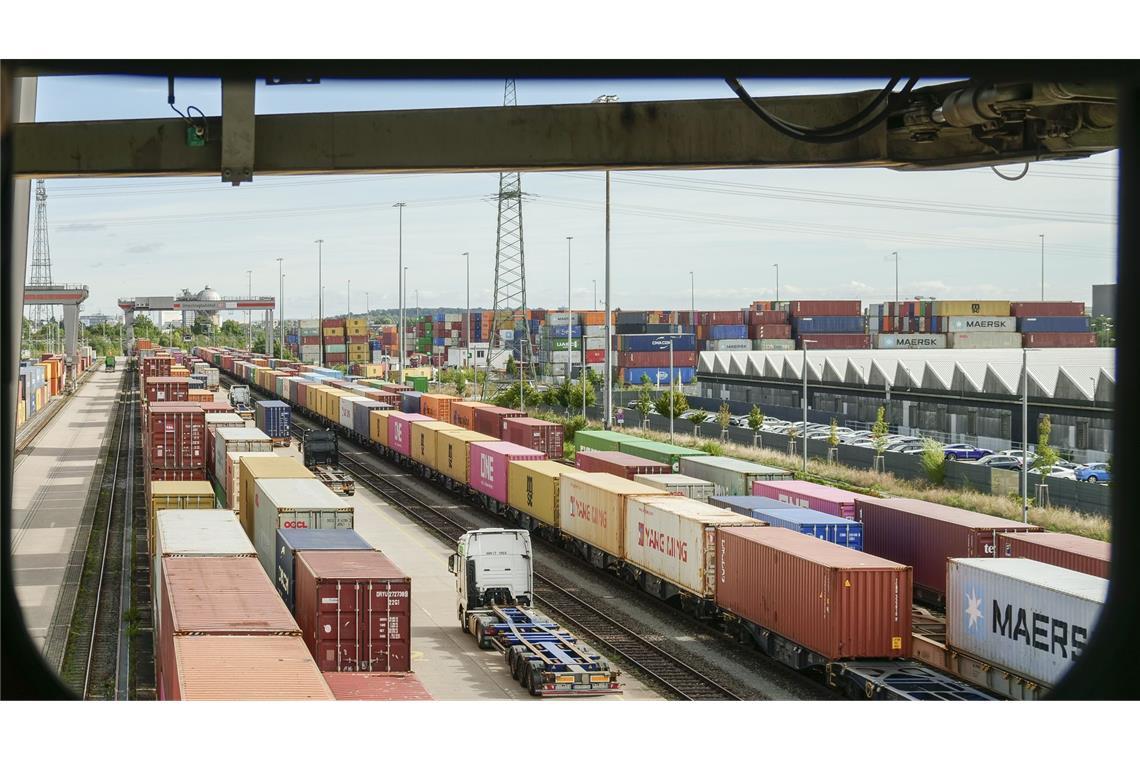 Wie man in Kornwestheim Containern über die Alpen hilft Lange Reihen und hohe Stapel von bunten Boxen – der Blick vom Kran im Terminal Kornwestheim.