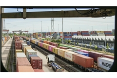 Lange Reihen und hohe Stapel von bunten Boxen – der Blick vom Kran im Terminal Kornwestheim.