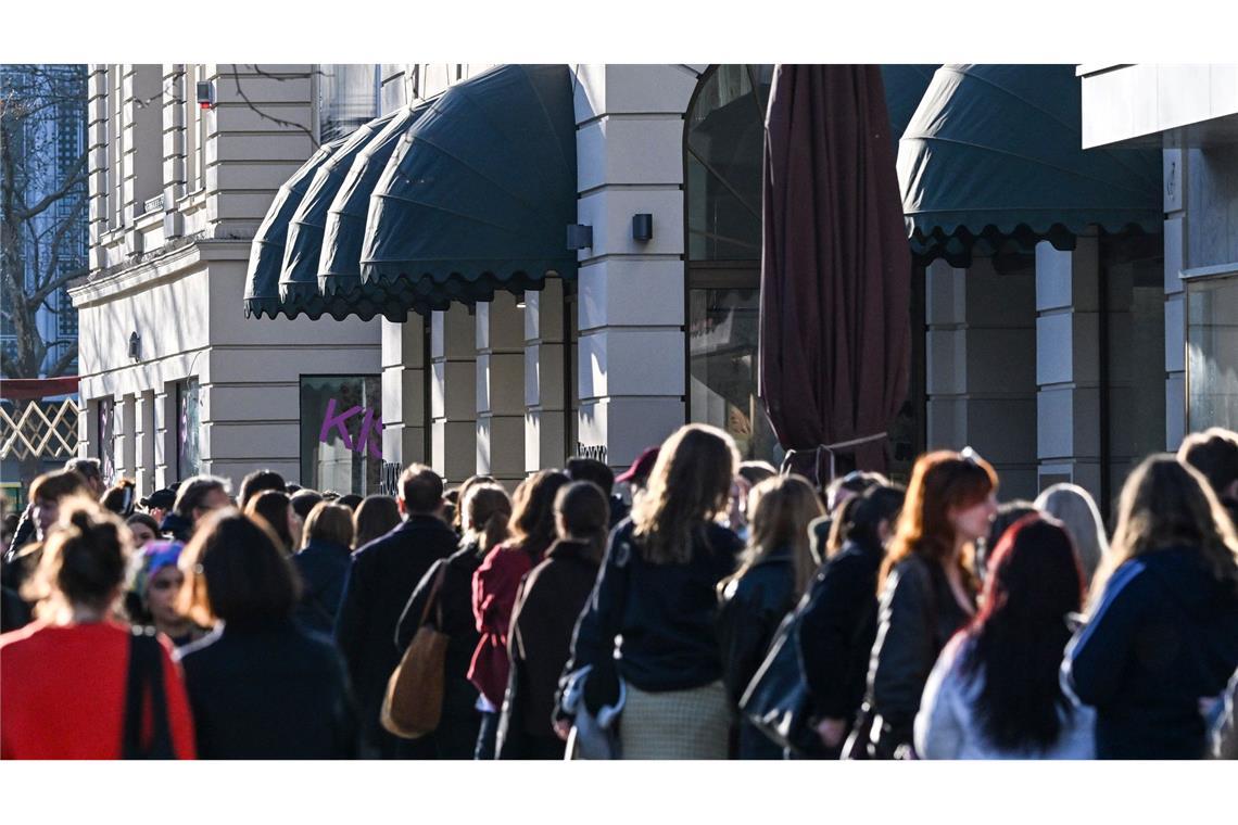 Lange Schlange: Viele Fans zog es zu einem Pop-up-Store zum neuen Album von Harry Styles. (Archivbild)