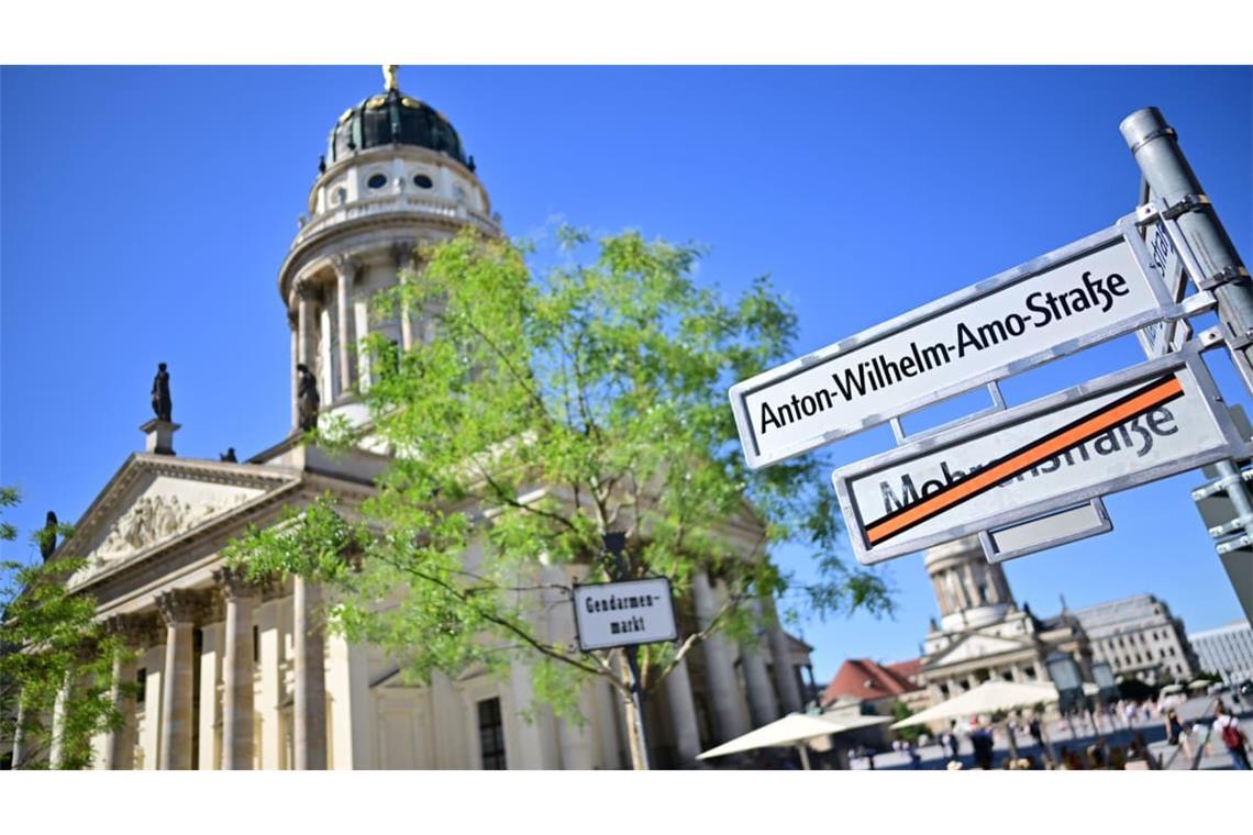 Lange umstritten: die Umbenenunng der Berliner Mohrenstraße in Anton-Wilhelm-Amo-Straße. Der Bezirk Mitte von Berlin ehrt damit den ersten bekannten Philosophen afrikanischer Herkunft in Deutschland.