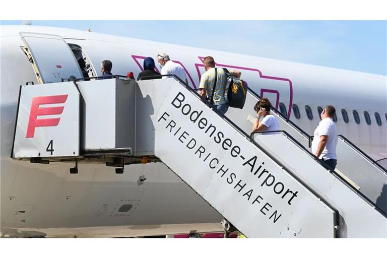Lange Warten mussten Passagiere am Flughafen Friedrichshafen, die am Mittwochabend in die Türkei fliegen wollten (Symbolbild).