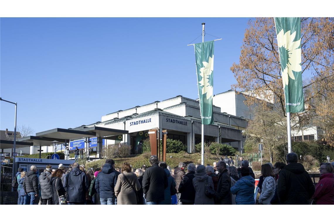 Kretschmann: „Irreguläre Migration begrenzen, dann ist AfD 2030 halbiert“ Lange Warteschlange vor der Stadthalle: Nur wer angemeldet ist, kommt rein.
