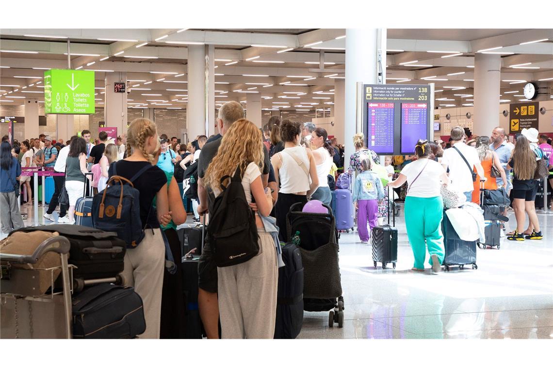 Flughafen Mallorca: Laptops dürfen im Handgepäck bleiben Lange Warteschlangen will man künftig auf dem Flughafen von Palma auf Mallorca verhindern. (Foto Archiv)
