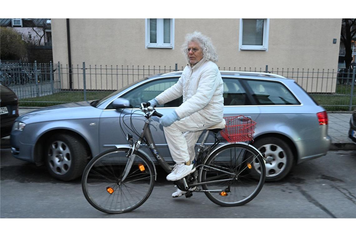 Rainer Langhans zum 85. wunschlos: "Bin ja schon glücklich" Langhans fährt gerne Fahrrad, hier in München-Schwabing. (Archivbild)