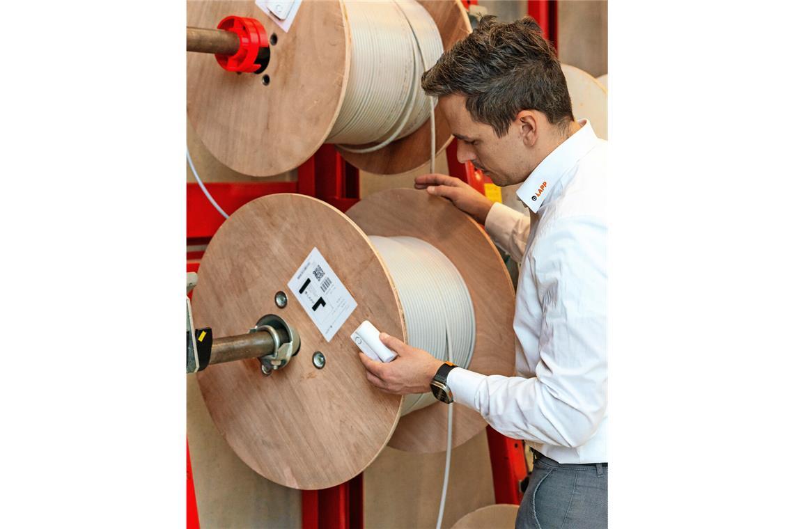 Lapp-Mitarbeiter Dominik Schmalzried mit der intelligenten Kabelrolle, die mit Hilfe eines Sensors den Kabelverbrauch überwacht und gleich nachbestellt.