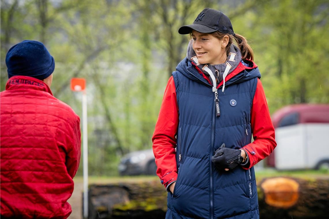 Reiterin Lara Adelhelm von den Pferdefreunden Obertorhöfe in anderer Rolle Lara Adelhelm nimmt sich auch die Zeit für einen kurzen Plausch am Rande des Reitturniers. Foto: Alexander Becher