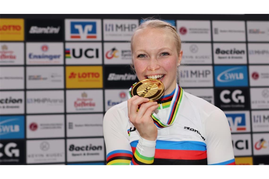 Lara Füller im Trikot der Weltmeisterin