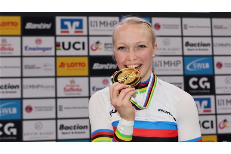 Lara Füller im Trikot der Weltmeisterin