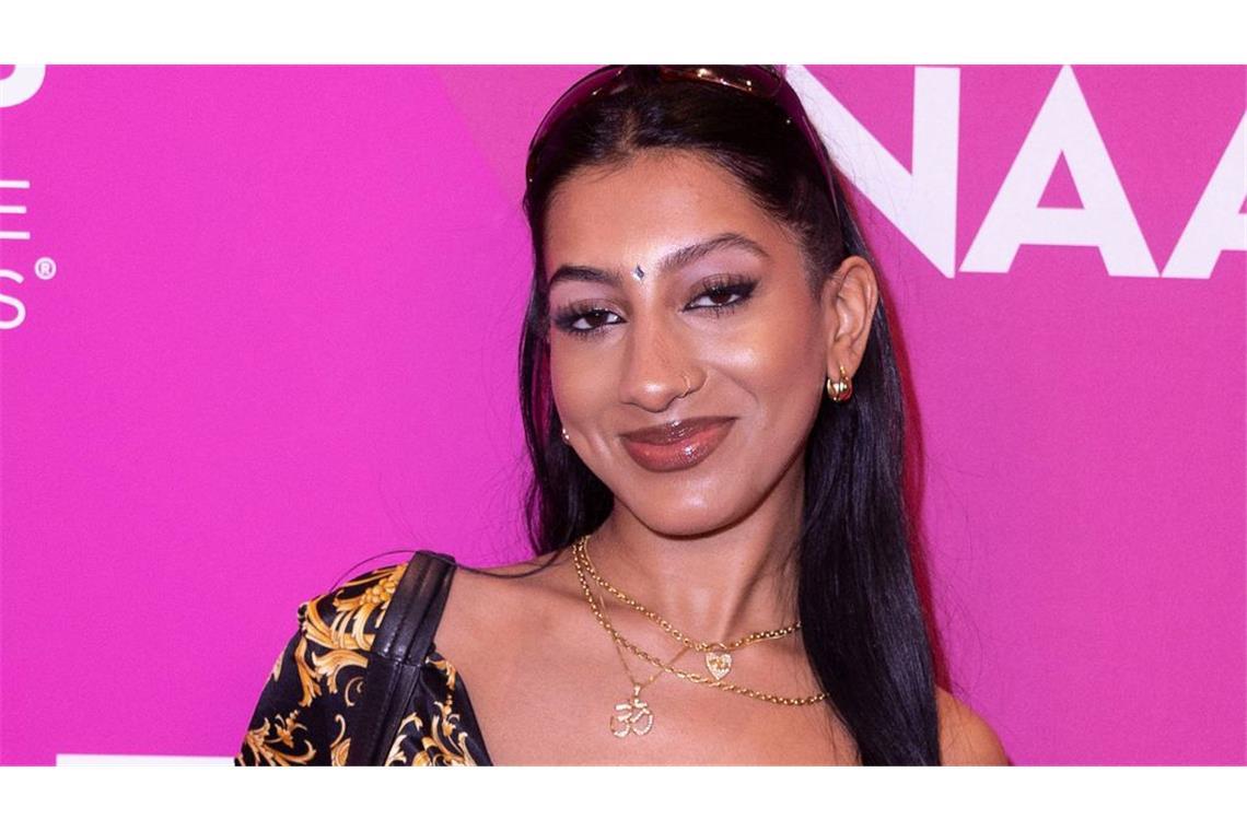 K-Pop-Star outet sich Lara Raj 2023 bei einer Award-Verleihung.