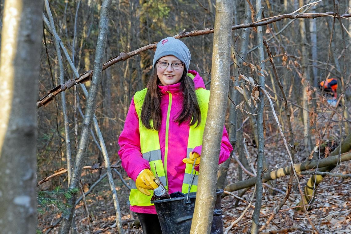 Im Wald auf Müllsammeltour Larissa Warmer ist wie die anderen schon einige Jahre bei Touren dabei.