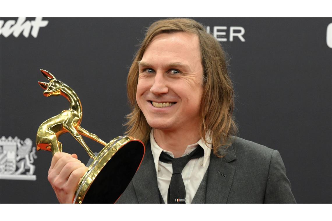 Superstars, Glanz und berührende Momente bei "Bambi"-Gala Lars Eidinger mit Bambi - er gewinnt in der Sparte Schauspieler national.