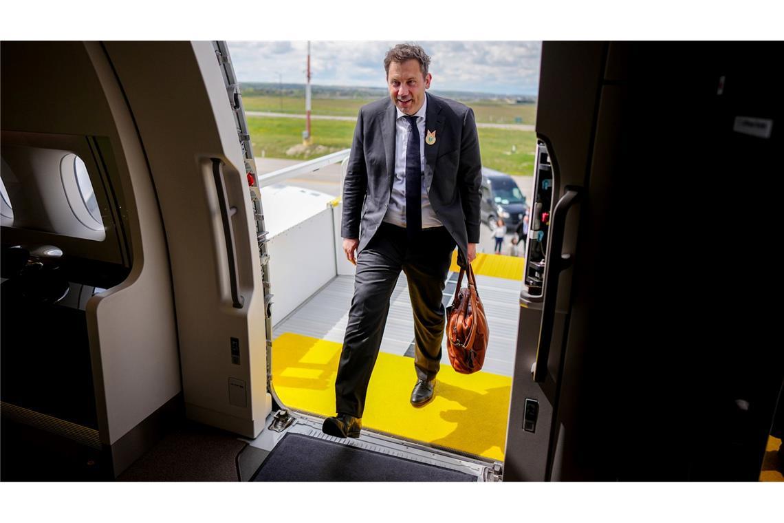 Bilder des Tages Lars Klingbeil, Bundesminister der Finanzen, Vizekanzler und SPD-Bundesvorsitzender, steigt nach dem Treffen der G7-Finanzminister und Notenbankgouverneur in Kanada für den Rückflug nach Berlin in eine in den A350 der Luftwaffe ein.