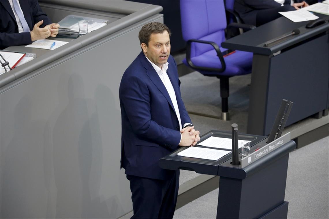 Lars Klingbeil eröffnet die Sitzung mit einer Rede.
