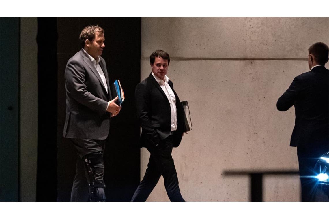 Lars Klingbeil (l, SPD), Bundesminister der Finanzen, kommt aus dem Kanzleramt. Zum ersten Mal seit den Reformbeschlüssen im Juli treffen sich die Spitzen von Union und SPD im Koalitionsausschuss.