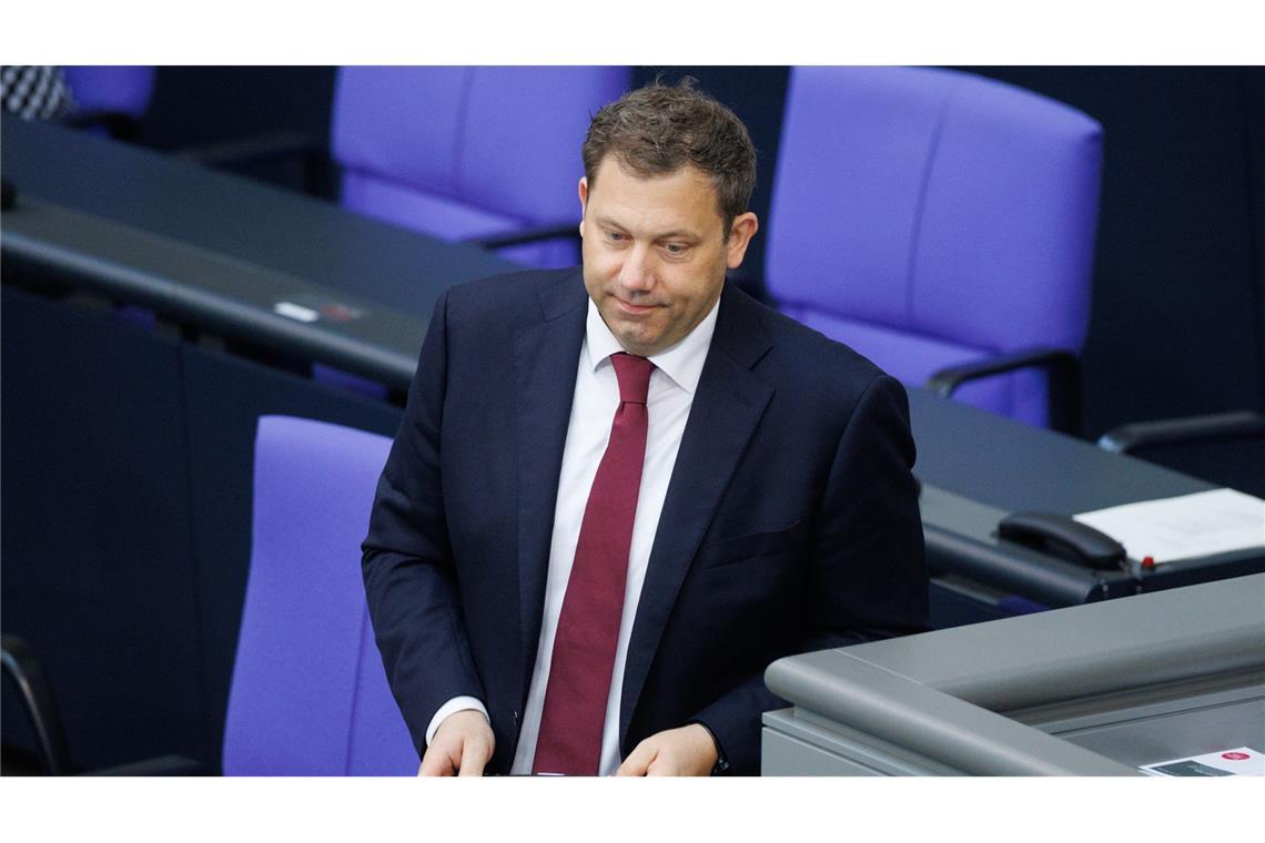 Lars Klingbeil (SPD), Bundesminister der Finanzen, geht bei der abschließenden Debatte über die geplanten Sonderabschreibungen zur steuerlichen Entlastung von Unternehmen am 26. Juni 2025.