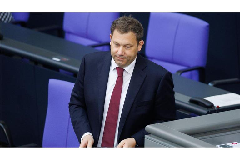 Lars Klingbeil (SPD), Bundesminister der Finanzen, geht bei der abschließenden Debatte über die geplanten Sonderabschreibungen zur steuerlichen Entlastung von Unternehmen am 26. Juni 2025.