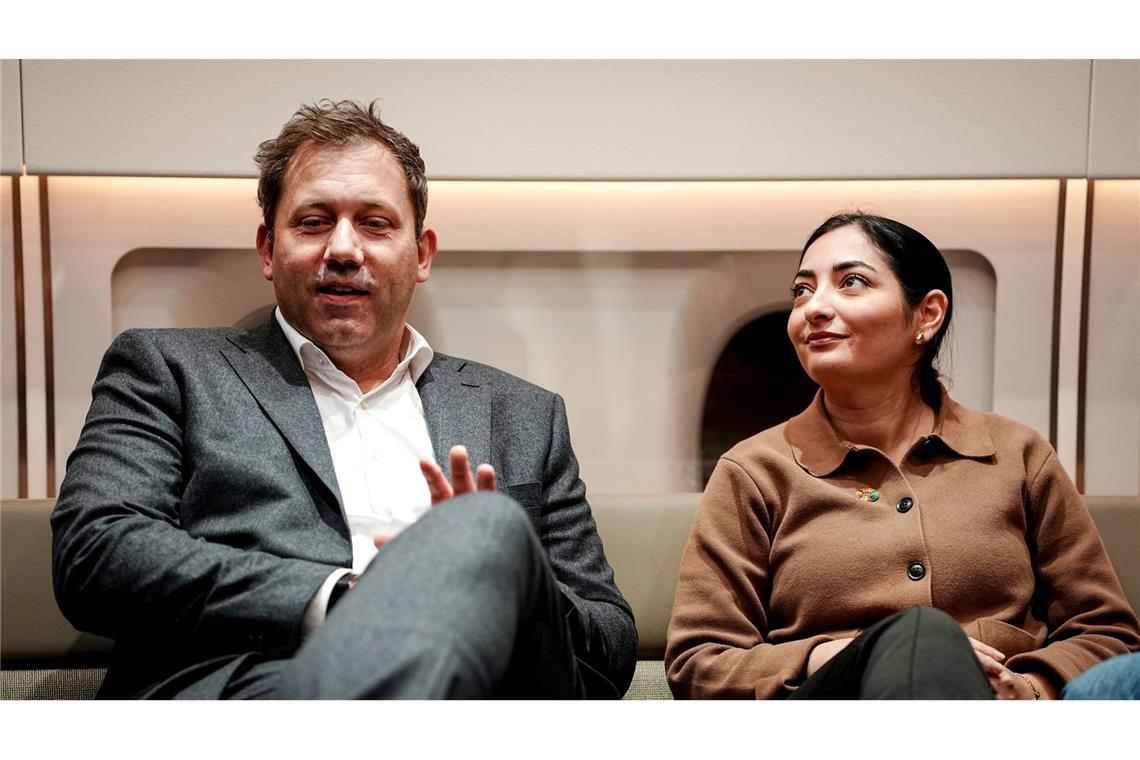 Lars Klingbeil (SPD), Bundesminister der Finanzen, Vizekanzler und SPD-Bundesvorsitzender, und Reem Alabali Radovan (SPD), Bundesministerin für Wirtschaftliche Zusammenarbeit und Entwicklung, sitzen im Airbus A350 der Luftwaffe beim Flug nach Washington zur Jahrestagung von Internationalem Währungsfonds und der Weltbank.