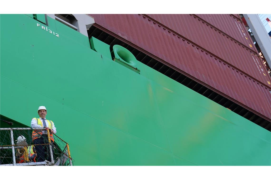 Bilder des Tages Lars Klingbeil (SPD), Vizekanzler und Bundesminister der Finanzen, begleitet Zollbeamte an Bord eines Containerschiffes während einer Zollkontrolle am Container Terminal Burchardkai im Hamburger Hafen. Klingbeil hat zuvor die Jahresbilanz 2024 des Zolls vorgestellt.