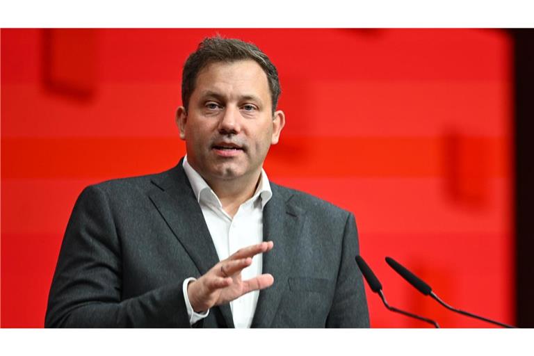 Lars Klingbeil stellt sich in der „Stadtbild“-Debatte gegen den Kanzler.