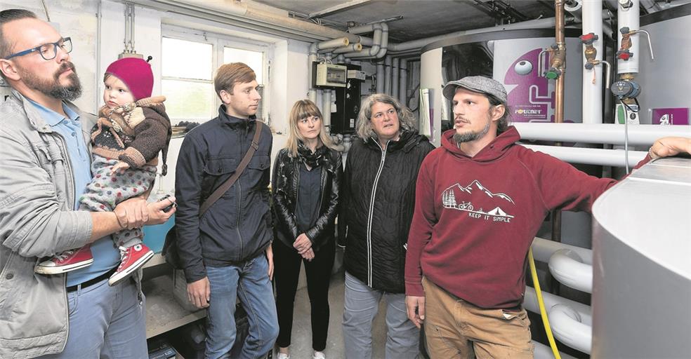 Lars Piechot mit seiner Tochter Rosalie, Marcus Lenz, Sonja Großhans, Birte Brinkmann und Dominic Stuiber (von links) im Keller. Dort ist nun eine neue Pelletsheizung eingebaut, was sich schon jetzt in Bezug auf Einsparungen bemerkbar macht. Foto: J. Fiedler