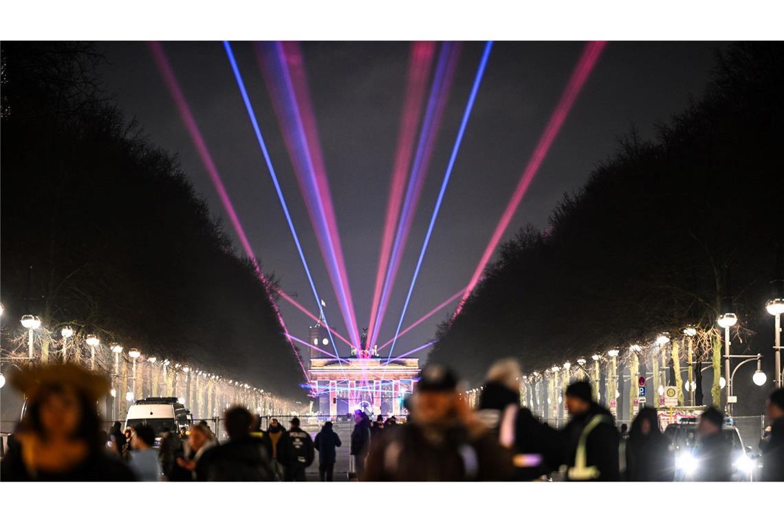 Laser sind am Himmel zu sehen.