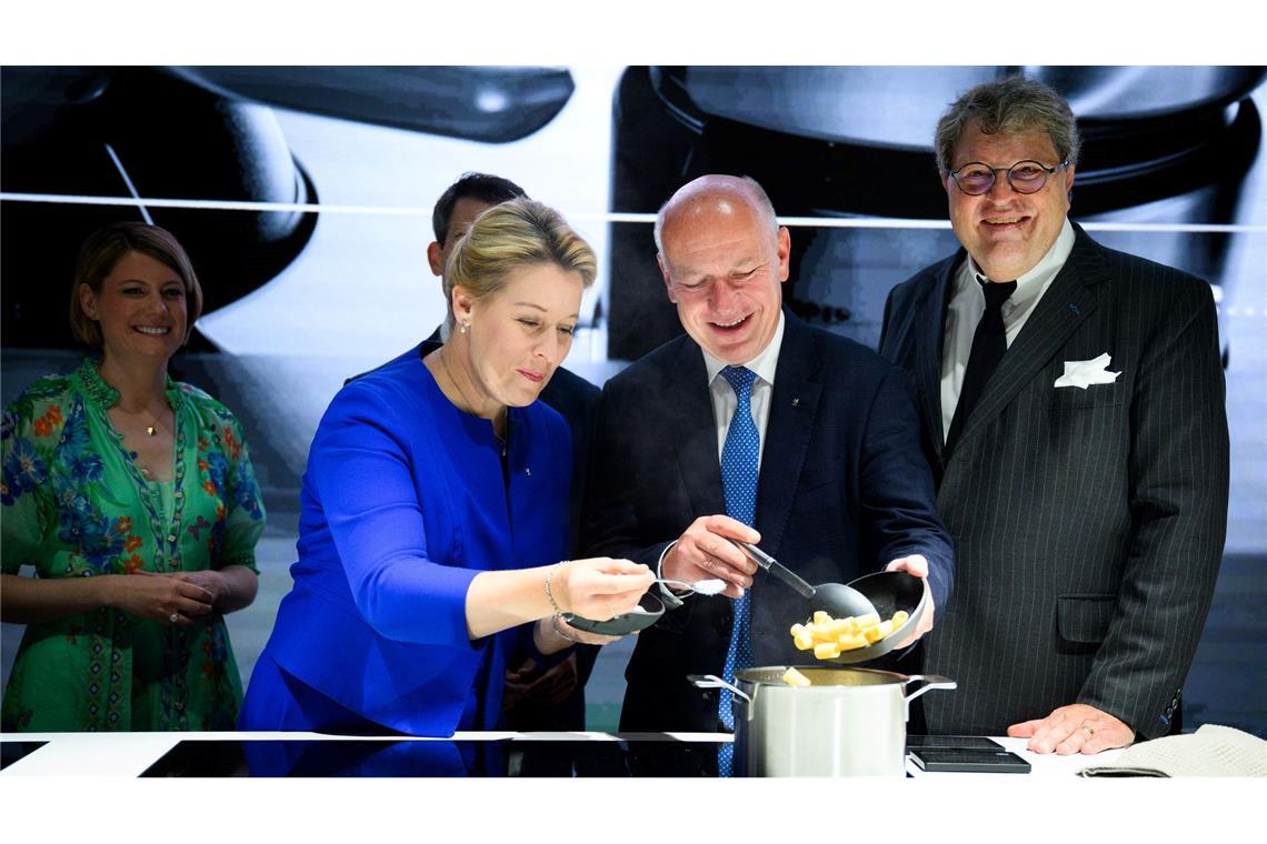 Vom Mähroboter bis zum Gaming-PC: Das sind die IFA-Trends Lassen nichts anbrennen: Berlins Wirtschaftssenatorin Franziska Giffey der Regierende Bürgermeister Kai Wegner.