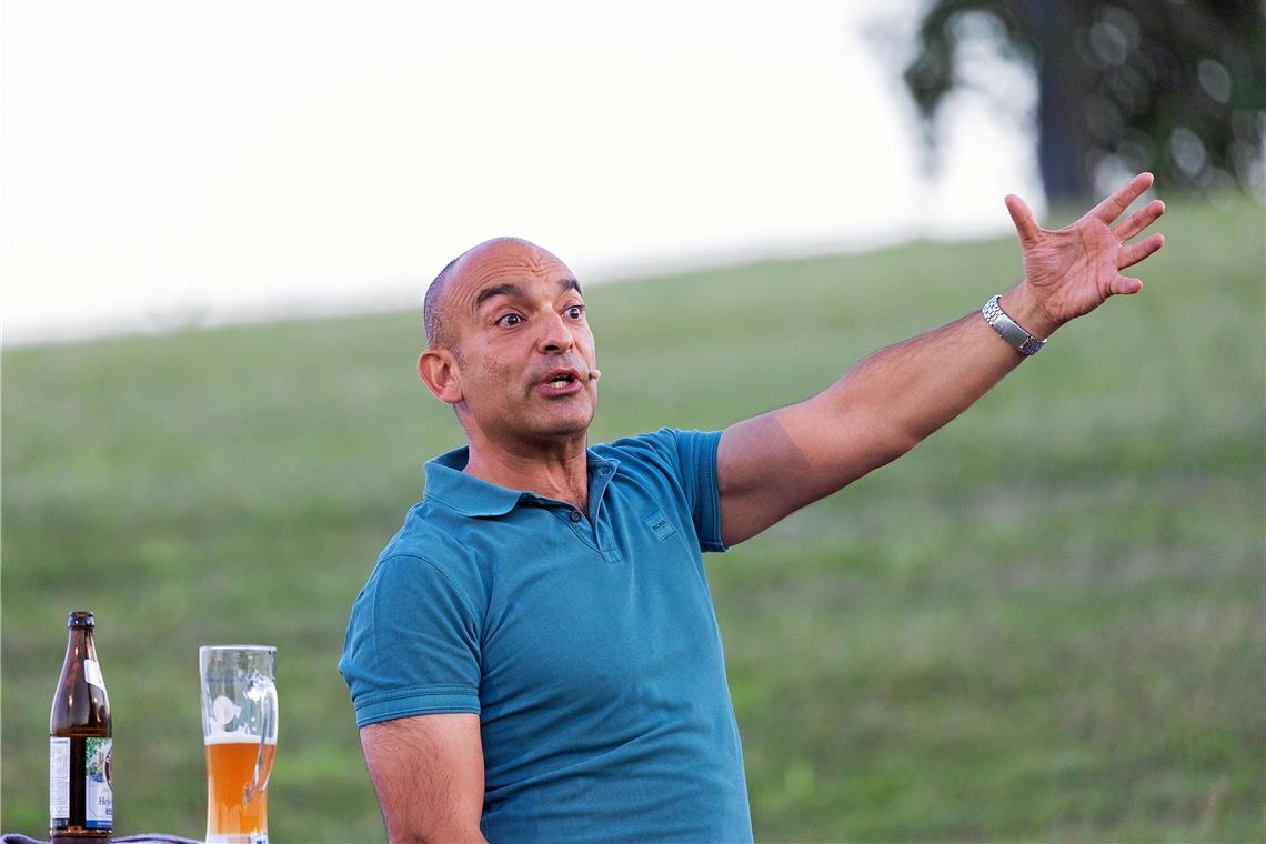 Zwischen Realität und Wirklichkeit „Lassen Sie auch in Zeiten von Corona mentale Nähe zu“: Django Asül beim Bergfestival in Murrhardt-Steinberg. Foto: J. Fiedler