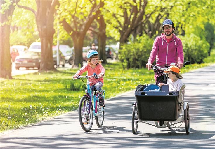 Lastenfahrräder sind so konstruiert, dass sich auch Kinder mitnehmen lassen. Diese Variante hat zudem den Vorteil, dass man die kleinen Mitfahrer nicht hinten, sondern vorne im Gepäck und somit auch im Blick hat. Foto: Adobe Stock/pikselstock