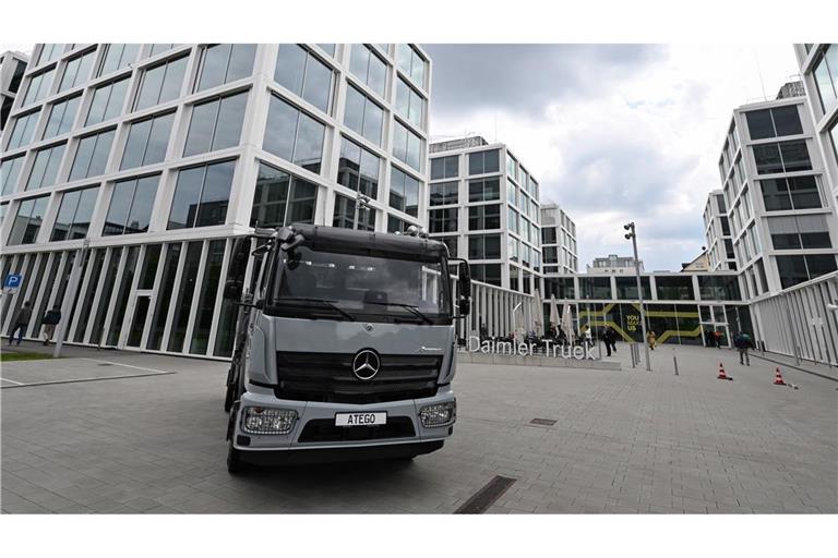 Lastwägen verschiedener Mercedes-Benz-Baureihen sollen im Senegal montiert werden.