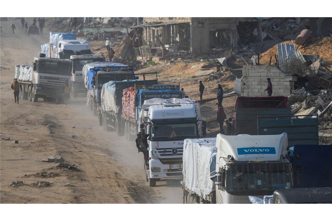 Kabinett ebnet Weg für Entsendung von Polizisten nach Rafah Lastwagen mit Hilfsgütern fahren von Ägypten in den Gazastreifen.