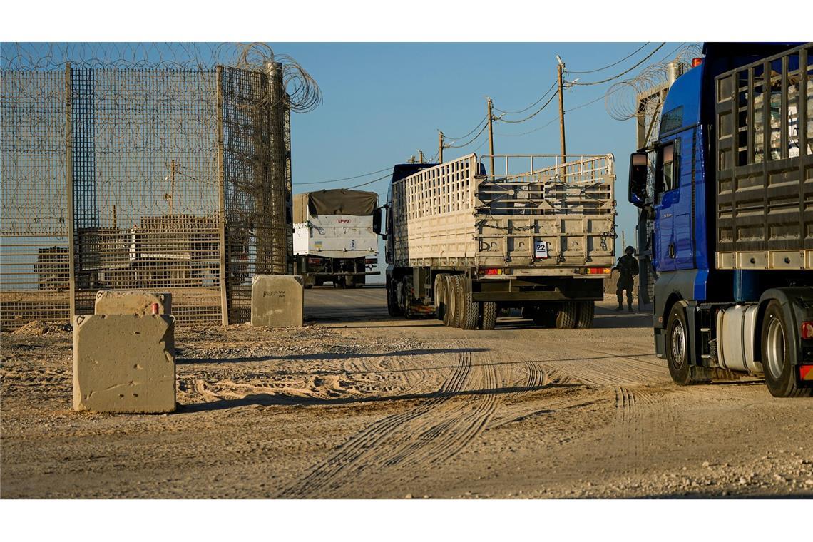 Lage in Gaza: Israel droht Einschränkung von US-Militärhilfe Lastwagen mit Hilfsgütern überqueren Grenzübergang in den Gazastreifen (Archivbild)