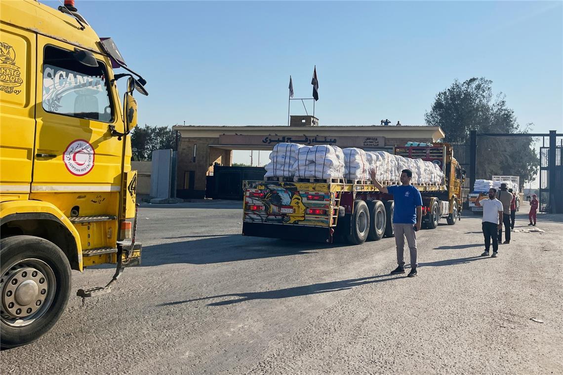 Lastwagen mit humanitären Hilfsgütern am Grenzübergang Rafah zwischen Ägypten und dem Gazastreifen.