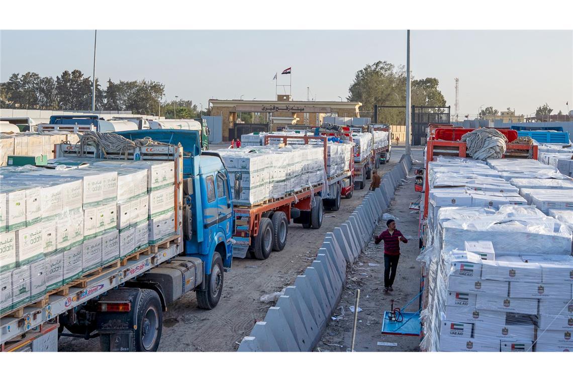 Lastwagen mit humanitären Hilfsgütern stehen vor dem ägyptischen Tor des Grenzübergangs Rafah an, um von den israelischen Behörden vor der Einreise in den Gazastreifen kontrolliert zu werden.