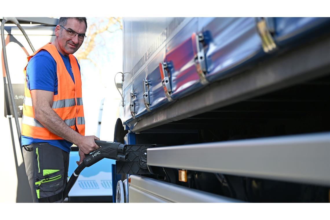 Lastwagenfahrer Michael Grimm lädt seinen E-Lkw.