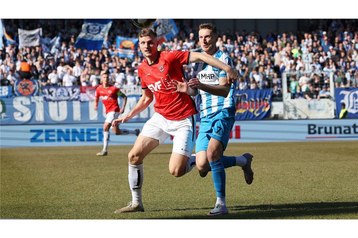 Schembris Doppelschlag bringt Kickers auf Siegerstraße Laufduell zwischen Göppingens Verteidiger Levin Steinbrenner und Meris Skenderovic (re.)