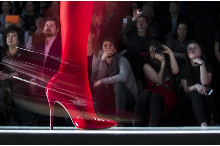 Laufsteg der Blasen: Model in High Heels auf der Moskauer Fashion Week.