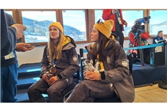 Laura Gimmler (links) und Coletta Rydzek mit ihren Medaillen.