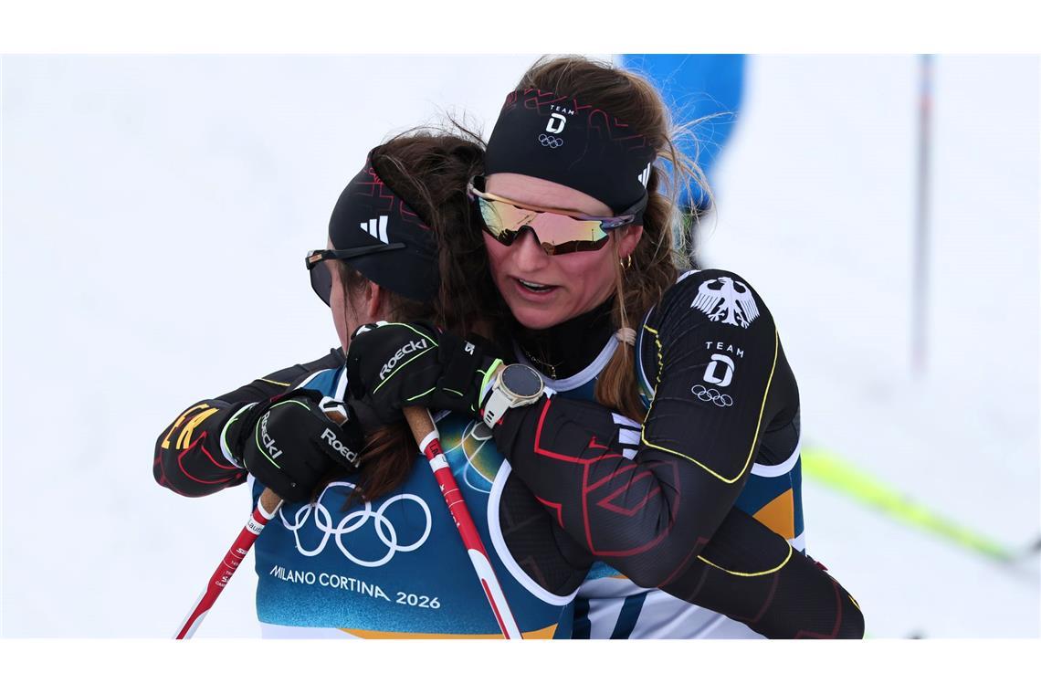 Laura Gimmler (r) und Coletta Rydzek spenden sich gegenseitig Trost.