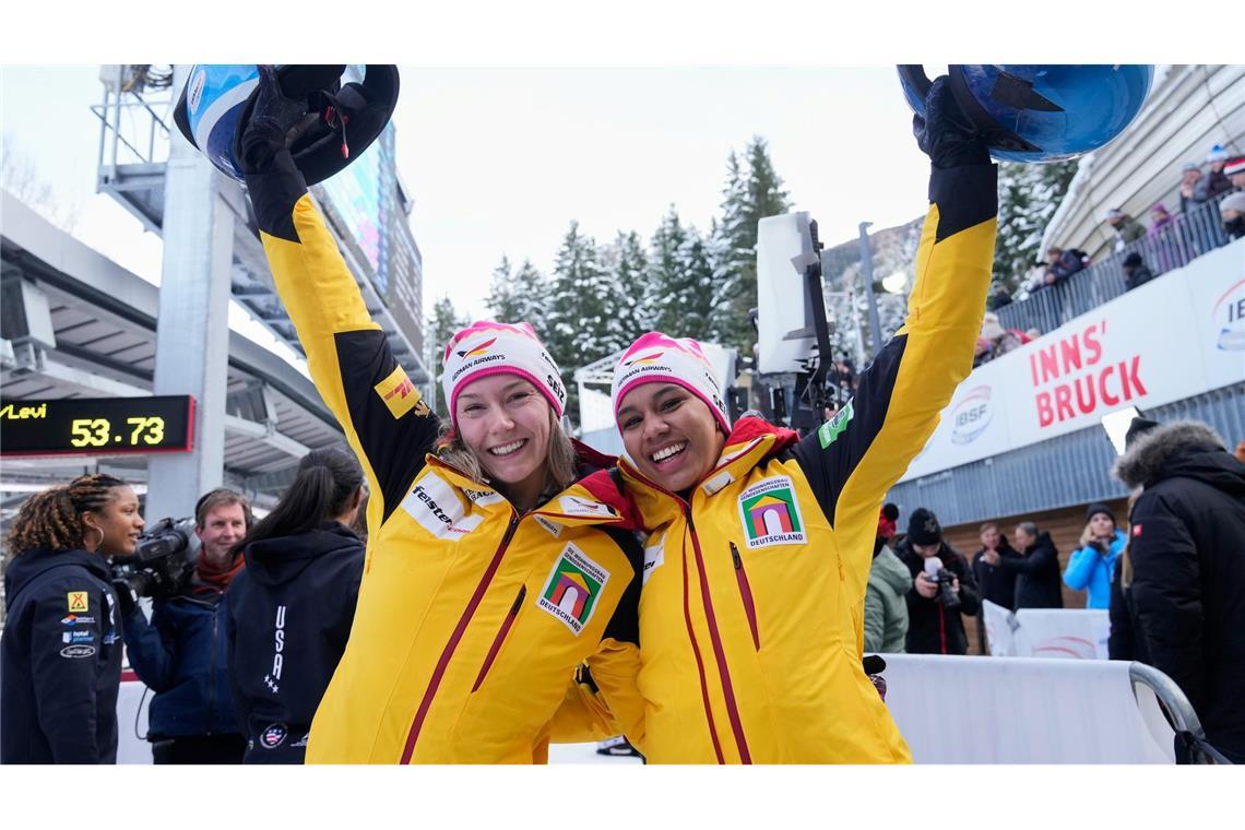 Laura Nolte (l) und Deborah Levi gewinnen souverän im Zweierbob.
