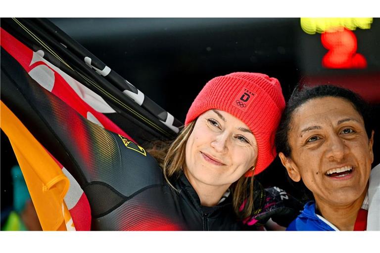 Laura Nolte (links) bejubelt ihren zweiten Platz neben der Erstplatzierten Elana Meyers Taylor (USA).