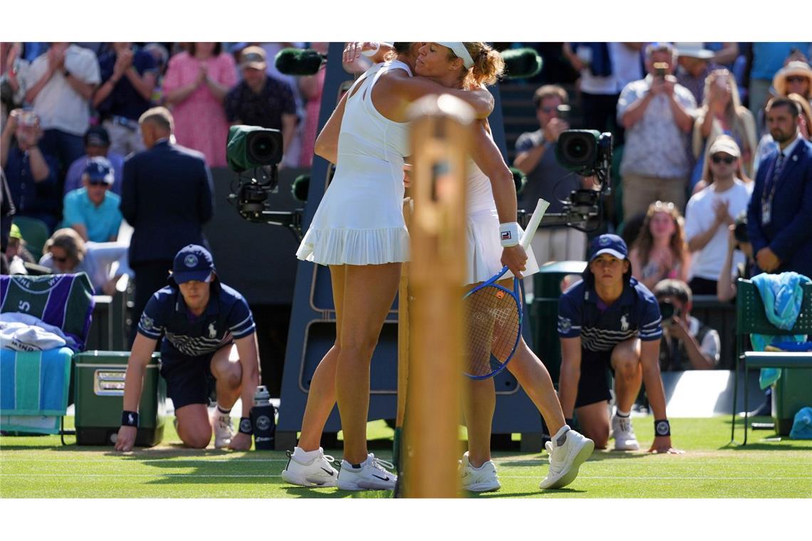 Tennis-Märchen vorbei: Aus in Wimbledon "wurmt" Siegemund Laura Siegemund (r) gratuliert Aryna Sabalenka.